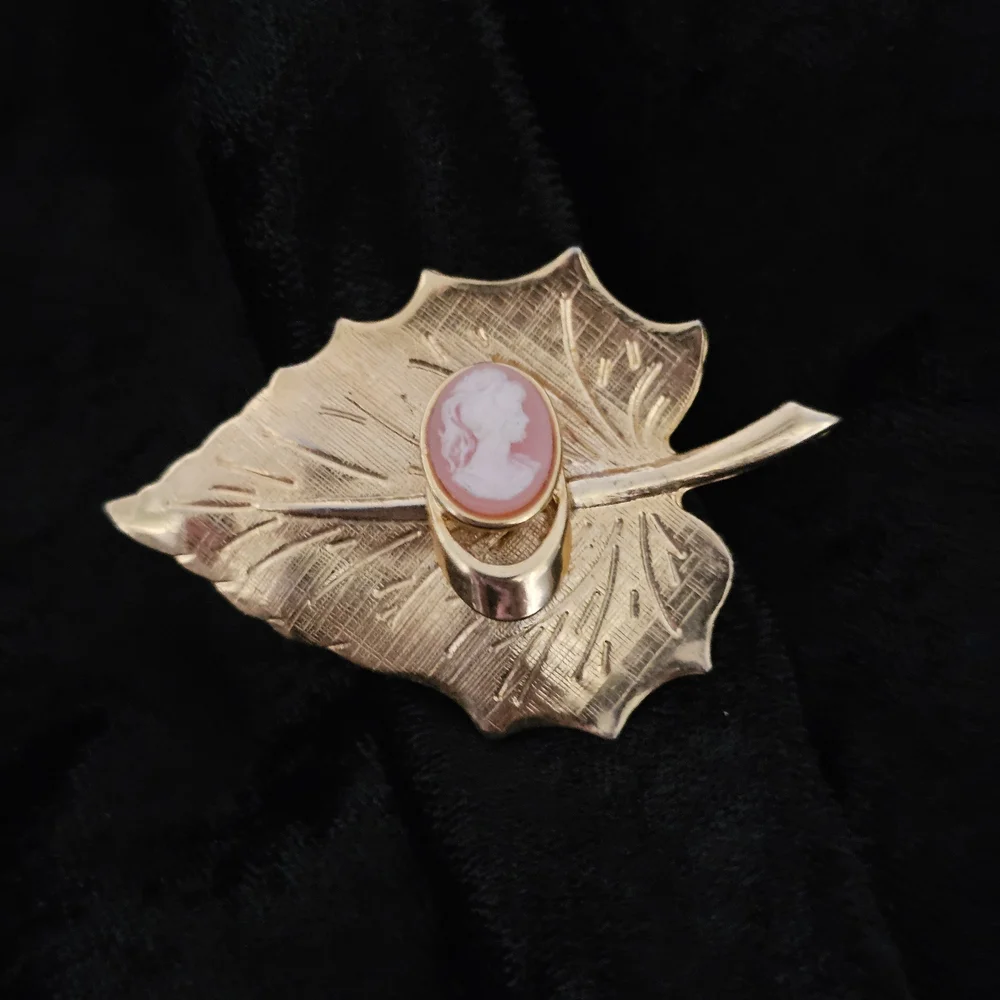 Gold Leaf Cameo Brooch - Picture 3 of 9